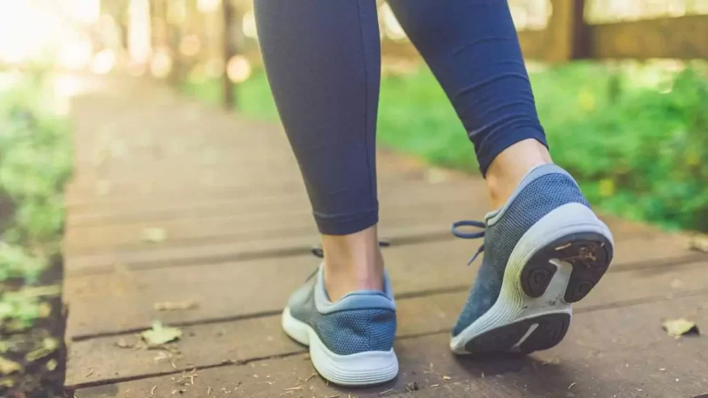Foco em passada de mulher que usa um tênis para corrida feminino