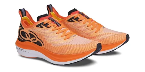 Tênis de corrida com cabedal e língua laranjas e entressola fina branca