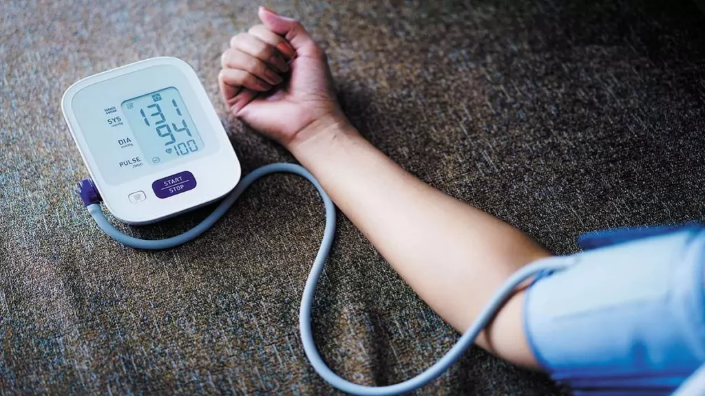 Foco em braço com aparelho de pressão digital acoplado