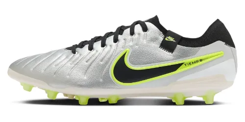 Chuteira de campo prateada com cadarço preto e logo verde