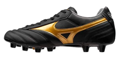 Chuteira preta, com cadarço preto e logo dourado