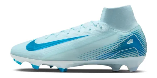 Chuteira azul clara com travas brancas e meia de compressão